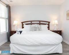 Entire House / Apartment Chillaxin (condo): 3 Br / 2 Ba Condo In Virginia Beach, Sleeps 10 (Virginia Beach, USA)