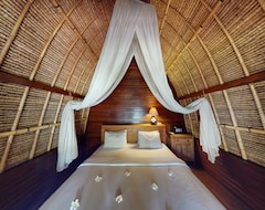 Hotel Sukanusa Luxury Huts (Jungut Batu Beach, Indonesia)