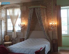 Bed & Breakfast Chambre Louis XVI au Chateau de Champagne-Mouton (Champagne-Mouton, Ranska)