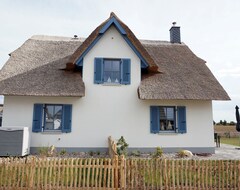 Koko talo/asunto Thatched House With Fenced Garden Overlooking The Meadows And Fields (Zierow, Saksa)