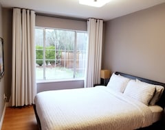 Khách sạn Simple, Modern, Clean Home Awaits You (Surrey, Canada)