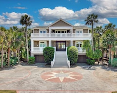 Entire House / Apartment A Grand Resort Unto Itself - 7BR Oceanfront Estate, Private Pool, Volleyball Court, Full Basketball Court, Beach Locker Room (Sullivans Island, USA)