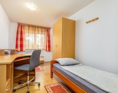 Khách sạn 1 Bedroom Accommodation In Kastel (Kaštela, Croatia)