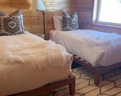 Tüm Ev/Apart Daire Romantic Alta Cabin Just A Short Walk To Skiing With Fireplace And Views (Alta, ABD)