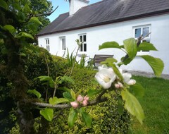 Cijela kuća/apartman Beautiful Traditional Country Cottage Set In Large Private Gardens And Woodland. (Balla, Irska)