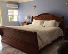 Koko talo/asunto Beautifully Furnished Home With Marble Floors Ac In Bedrooms (White House, Jamaika)