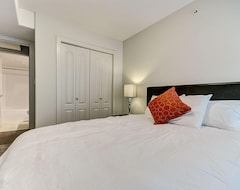 Hotel East Village First Suites (Fort McMurray, Canada)