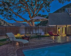 Toàn bộ căn nhà/căn hộ A Quiet, Relaxing, Country Getaway With A Creek, Pool And Private Hot Tub. (Greenfield, Hoa Kỳ)