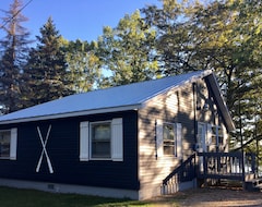 Entire House / Apartment 3 Br, Sleeps 10 ~ Cottage On Pretty Lake ~ Great Getaway & Family Vacation! (Mecosta, USA)