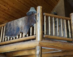 Toàn bộ căn nhà/căn hộ Private Mountain Log Cabin Perfect For: A Small Family,Or Romantic Retreat. (Eureka, Hoa Kỳ)