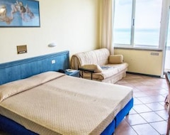 Hotelli Capo Est (Gabicce Mare, Italia)