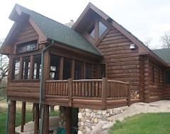 Koko talo/asunto Stunning Log Cabin Getaway Near Lake Beulahhot Tubpool Tablegrill (Mukwonago, Amerikan Yhdysvallat)