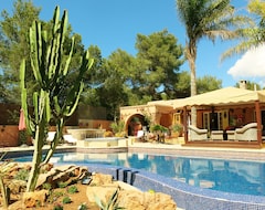 Hele huset/lejligheden 50% Off Hot Tub & Pool Great Location Near Beaches & Town Large Villa (Cala Gracio, Spanien)