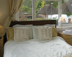Otel Savannah Bed & Breakfast (Virginia Water, Birleşik Krallık)