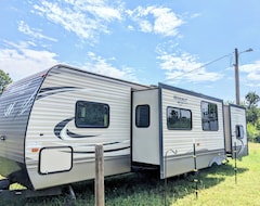 Camping site Spacious 2 Bedroom Bunkhouse Rv, Farm View, Family And Dog Friendly (Tuttle, USA)