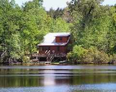Entire House / Apartment Secluded Cabin On A 13 Acre Lake; 10 Min From Crockett, 30M Palestine (Grapeland, USA)