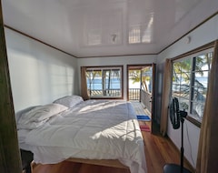 Tüm Ev/Apart Daire Beachfront! Cobia Beach Guest House Teal Cabin Sleeps 4 (Hopkins, Belize)