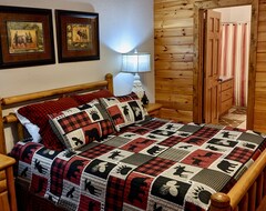 Entire House / Apartment Bear Hugs Cabin 4Br! Best Rates $150Weeknights $180 Weekends Pooltable Wifi (East Ellijay, USA)