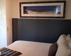 Toàn bộ căn nhà/căn hộ Waterfront 2 Bed Luxury Apartment In Corlette, Port Stephens (Corlette, Úc)