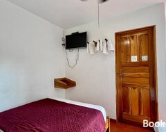 Hotelli Hostal Nuevo Arenal Downtown, Private Rooms With Bathroom (Arenal, Costa Rica)