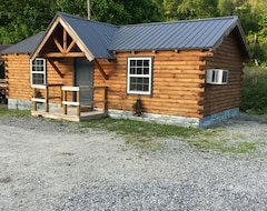 Entire House / Apartment Beautiful Log Cabin Sleeps 4 (Williamson, USA)
