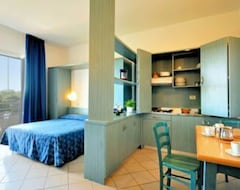 Tüm Ev/Apart Daire Residence In Cecina With 2 Bedrooms Sleeps 6 (Cecina, İtalya)