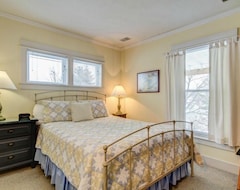 Hotel Captain's Cottage Suites (Grand Haven, USA)
