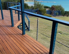 Entire House / Apartment 3 Bedroom Holiday Home With Spectacular Sea Views. Short Walk To The Beach And Shops. (Penneshaw, Australia)