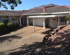 Toàn bộ căn nhà/căn hộ Cozy One Bedroom Suite, With A Balcony, Overlooking The Pool And Braai Area. (Karridene, Nam Phi)