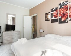 Entire House / Apartment Udine M2 Balcony Apt (Milan, Italy)