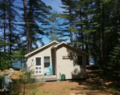 Cijela kuća/apartman Charming Lakefront Cottage With Sandy Beach On A Large Private Wooded Lot (Farmington, Sjedinjene Američke Države)