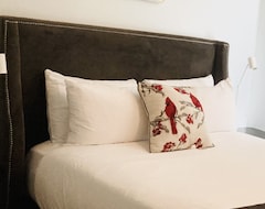 Khách sạn Newly Upgraded Cozy Queen Room In The Heart Of Canmore (Canmore, Canada)
