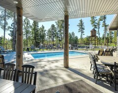 Koko talo/asunto Incredible 5000+ Sq. Ft. Lodge W/ Large Outdoor Space W/hot Tub And Fire Pit! (Lead, Amerikan Yhdysvallat)