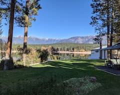 Hele huset/lejligheden Lakefront Cabin With Outstanding Views Of Wasa Lake & The Rocky Mountains (Skookumchuck, Canada)