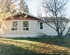 Entire House / Apartment Newly Renovated City Home | Central Location (Red Deer Lake, Canada)
