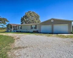 Entire House / Apartment New! Monett Family Ranch Home W/ Pool & Huge Deck! (Monett, USA)