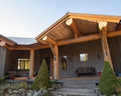 Toàn bộ căn nhà/căn hộ Beautiful Custom Artisan Home On 3 Acres (Mount Currie, Canada)