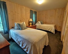 Resort/Odmaralište Charming Rustic Two Bedroom Cottage Steps Away From Lake Champlain! (Vergennes, Sjedinjene Američke Države)
