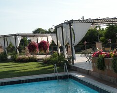 Toàn bộ căn nhà/căn hộ Elegant Country House With Pool In The Matilda Of Canossa Area - Studio (Bibbiano, Ý)
