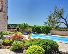 Hotel Beautiful Villa With Garden, Private Heated Pool, Whirlpool, Sauna, Near Rovinj (Rovinj, Croacia)