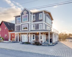Toàn bộ căn nhà/căn hộ Elegant Home W/ Sauna & Ocean Views - Entirely Accessible W/ Elevator! (Tillamook, Hoa Kỳ)