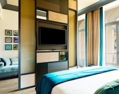 Hotel Amadomus Luxury Suites (Naples, Italy)