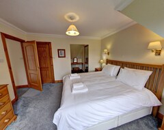 Khách sạn 4 Star, 4 Bedroom, 3 Bathroom Scottish Cottage With Stunning Loch And Mountain Views (Crianlarich, Vương quốc Anh)