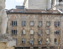 Koko talo/asunto Central 2bdr Apartment With Parking (Sofia, Bulgaria)