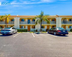 Hotel Paradise Found (Fort Myers, USA)