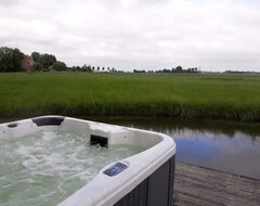 Toàn bộ căn nhà/căn hộ Jacuzzi Cows Dairyfarm Relaxing Sleeping (Franekeradeel, Hà Lan)