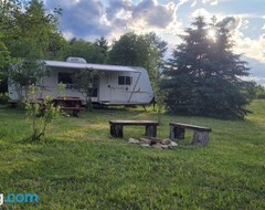 Camping RV with Rocky Mountains View (Mc Bride, Canadá)