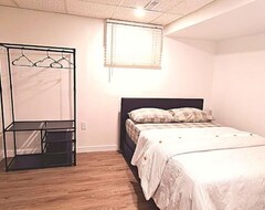 Toàn bộ căn nhà/căn hộ 2 Bedrooms In Entire Home W/free Parking Near To Hospital And Grocery Stores (London, Canada)