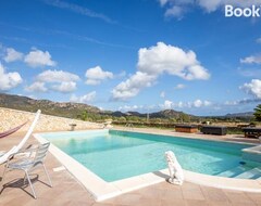 Toàn bộ căn nhà/căn hộ Stunning Villa W/ Swimmping Pool&private Parking! (Siurgus Donigala, Ý)