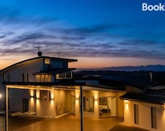 Entire House / Apartment Jv Villa (Waiwera, New Zealand)